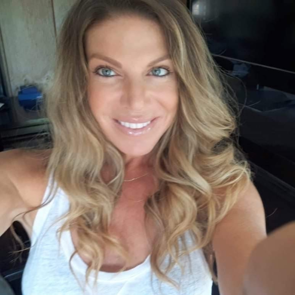 Meet your Posher, Laura,💥💥💥💥Huge end of summer blow- out!!!! Send offers!!